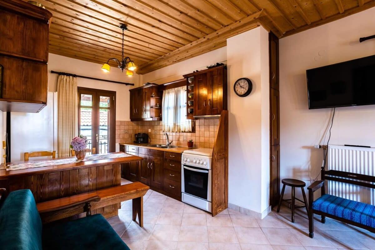 Stemnitsa Stone Residence - Comfy Mountain Getaway エクステリア 写真